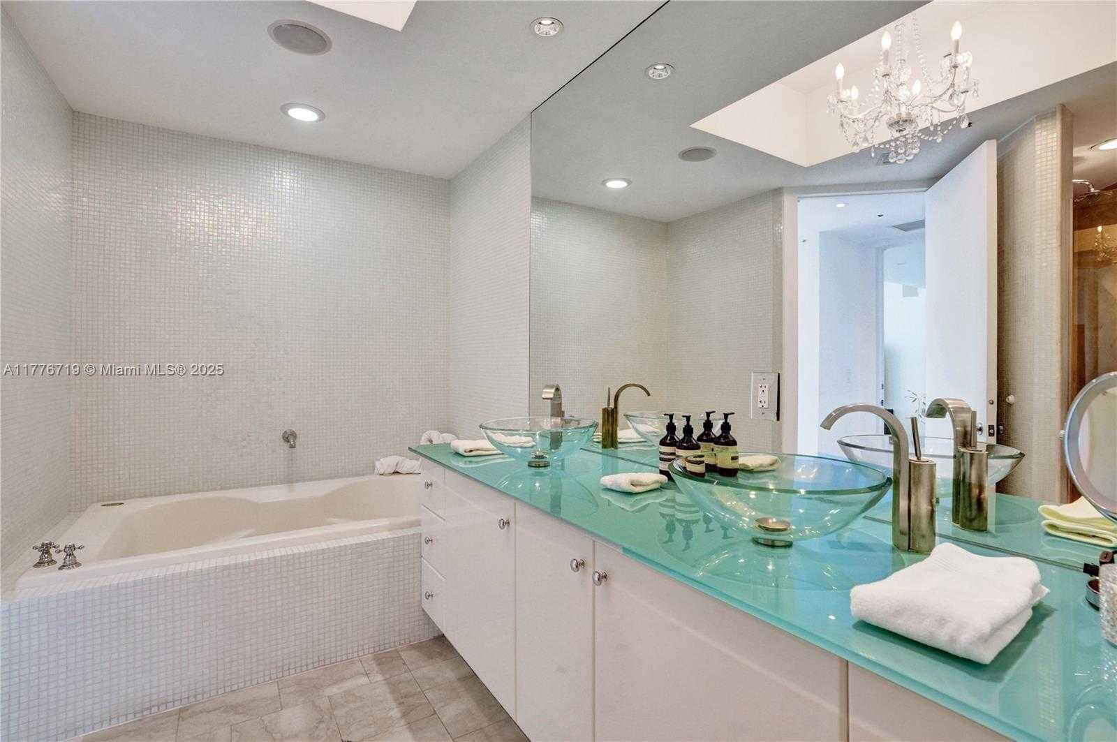 Small Image of 100 SOUTH POINTE DR #3102, Miami Beach Number 24