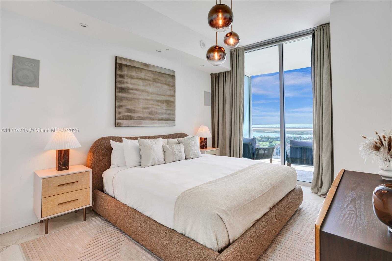 Small Image of 100 SOUTH POINTE DR #3102, Miami Beach Number 26