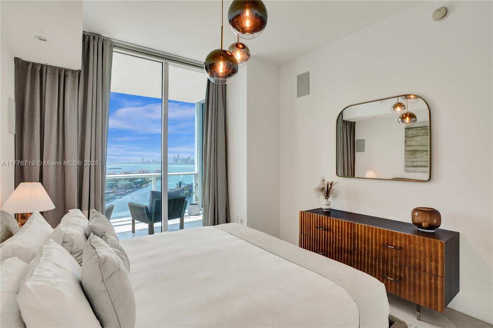 Small Image of 100 SOUTH POINTE DR #3102, Miami Beach Number 27