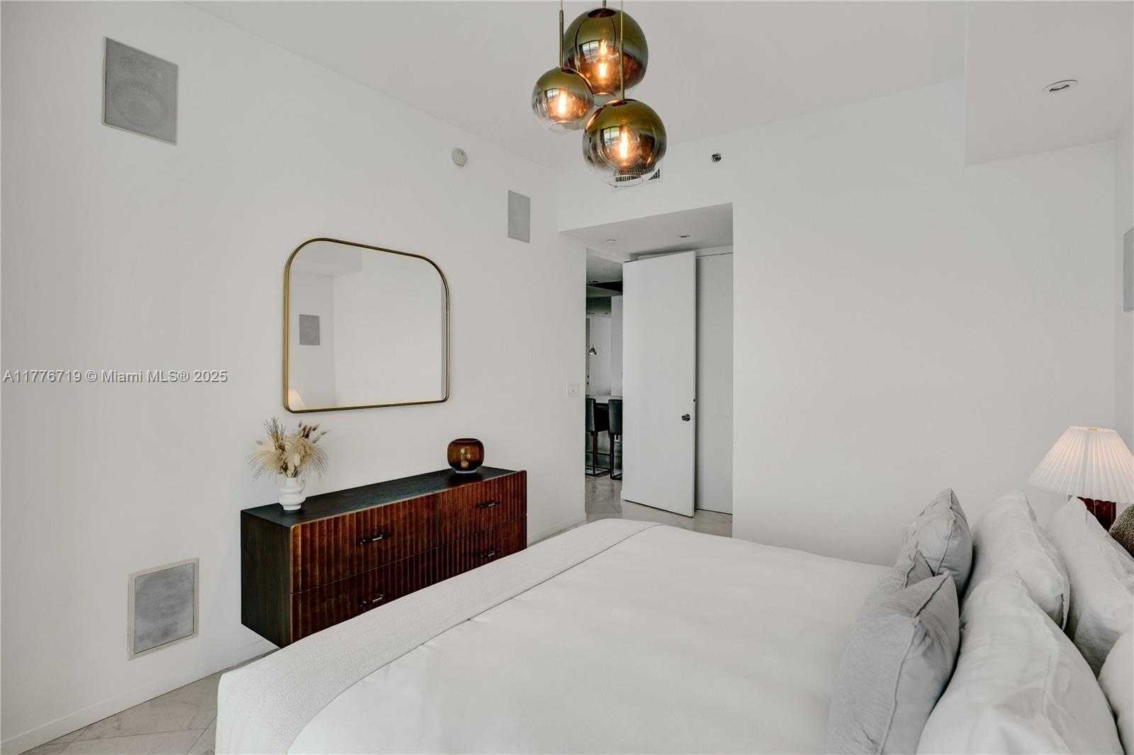 Small Image of 100 SOUTH POINTE DR #3102, Miami Beach Number 28