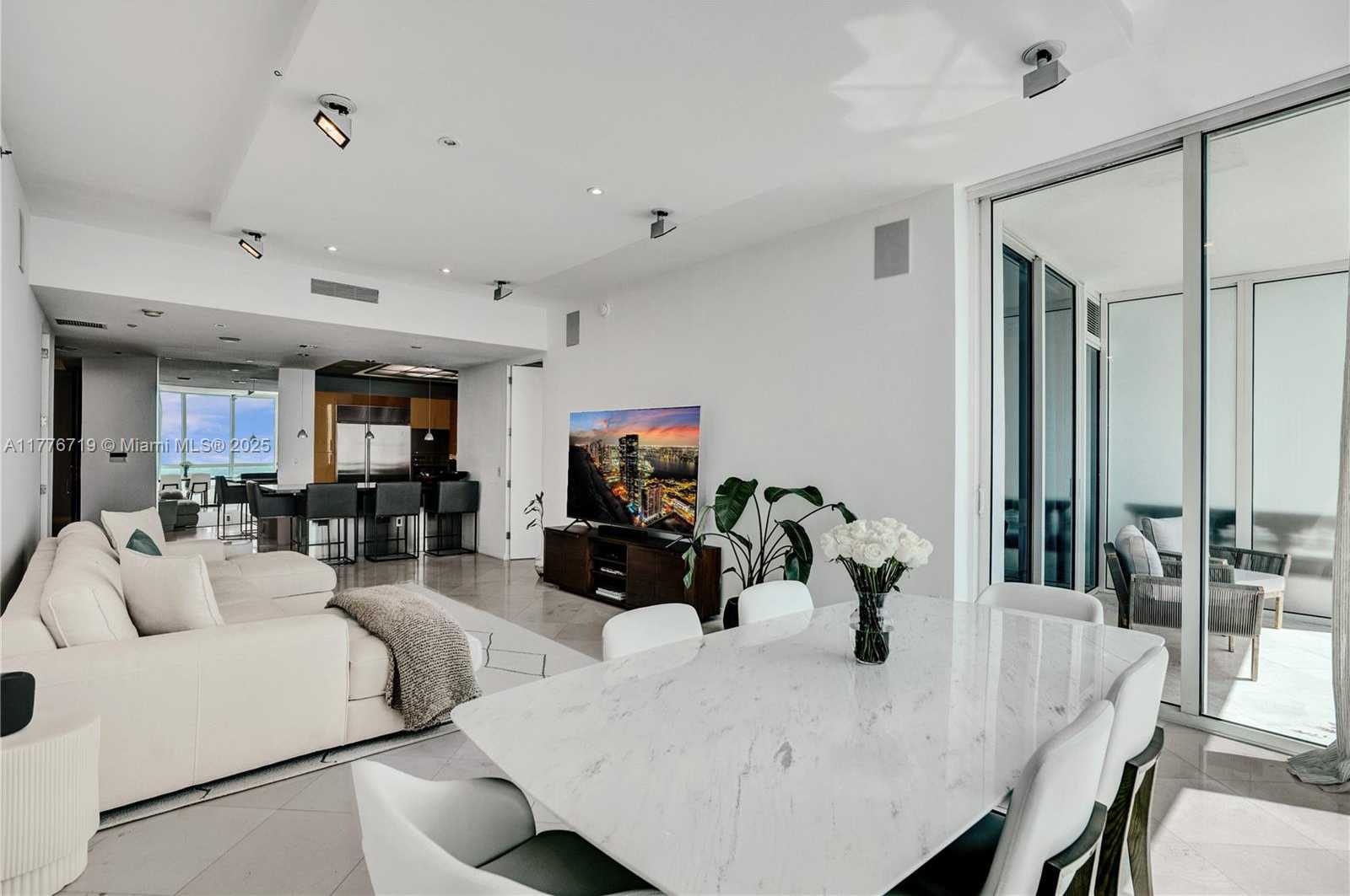 Small Image of 100 SOUTH POINTE DR #3102, Miami Beach Number 5