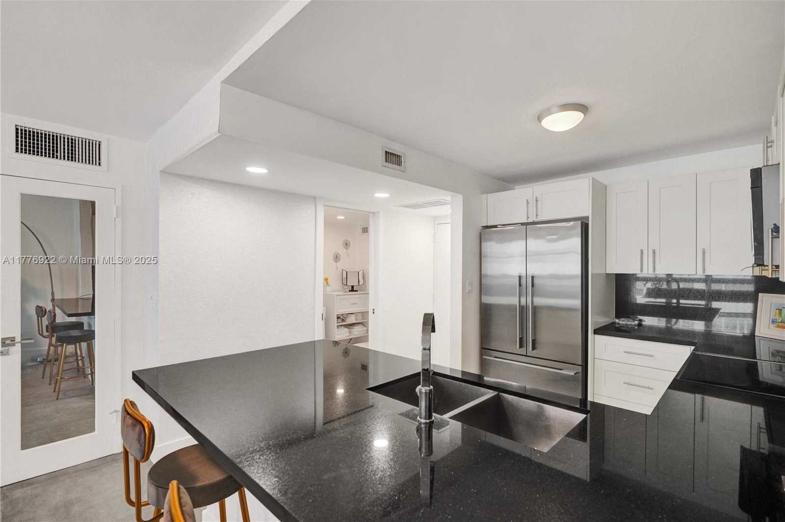 Small Image of 1228 WEST AVE #603, Miami Beach Number 6