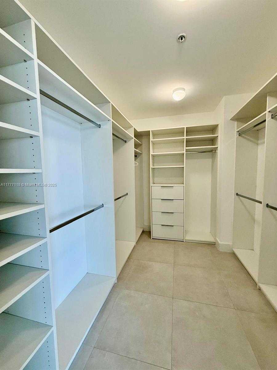 Small Image of 17301 BISCAYNE BLV #LPH 8, North Miami Beach Number 10