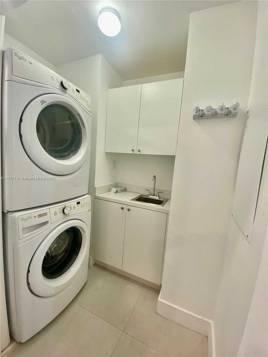Small Image of 17301 BISCAYNE BLV #LPH 8, North Miami Beach Number 11
