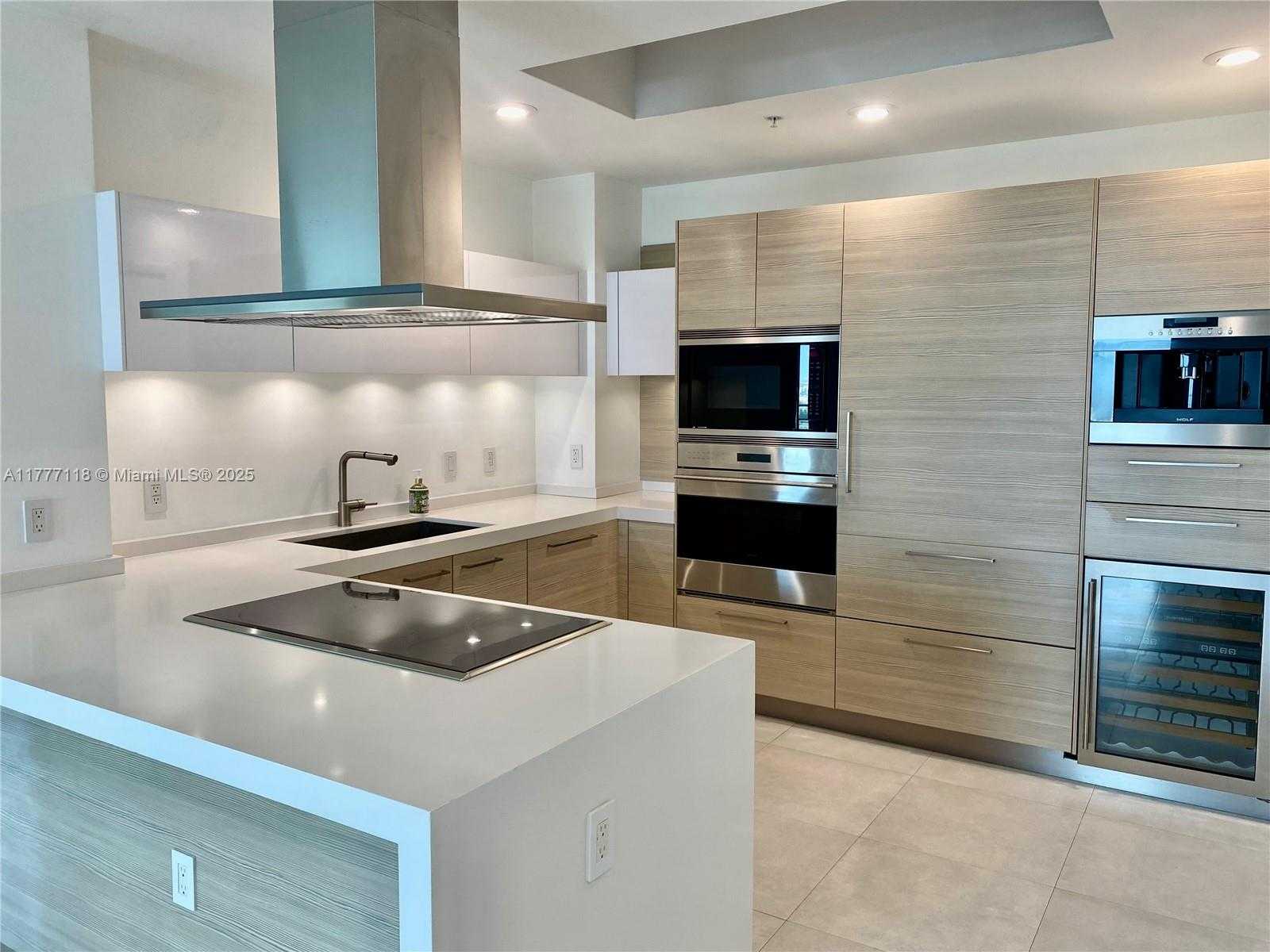Small Image of 17301 BISCAYNE BLV #LPH 8, North Miami Beach Number 3