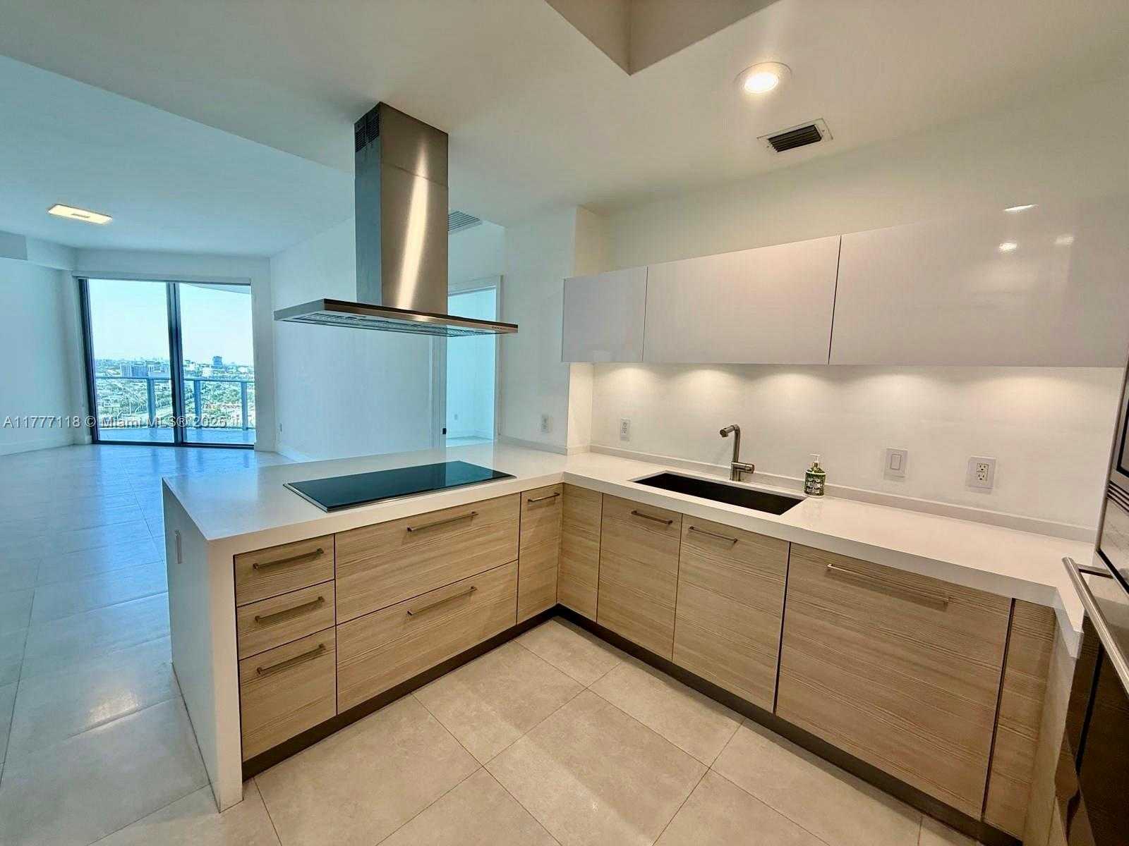 Small Image of 17301 BISCAYNE BLV #LPH 8, North Miami Beach Number 4