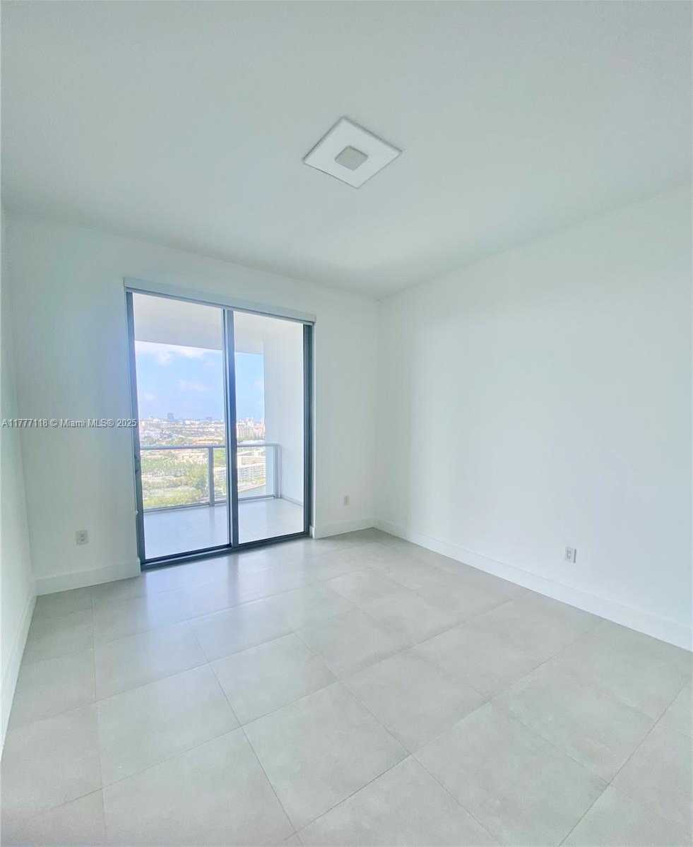 Small Image of 17301 BISCAYNE BLV #LPH 8, North Miami Beach Number 7