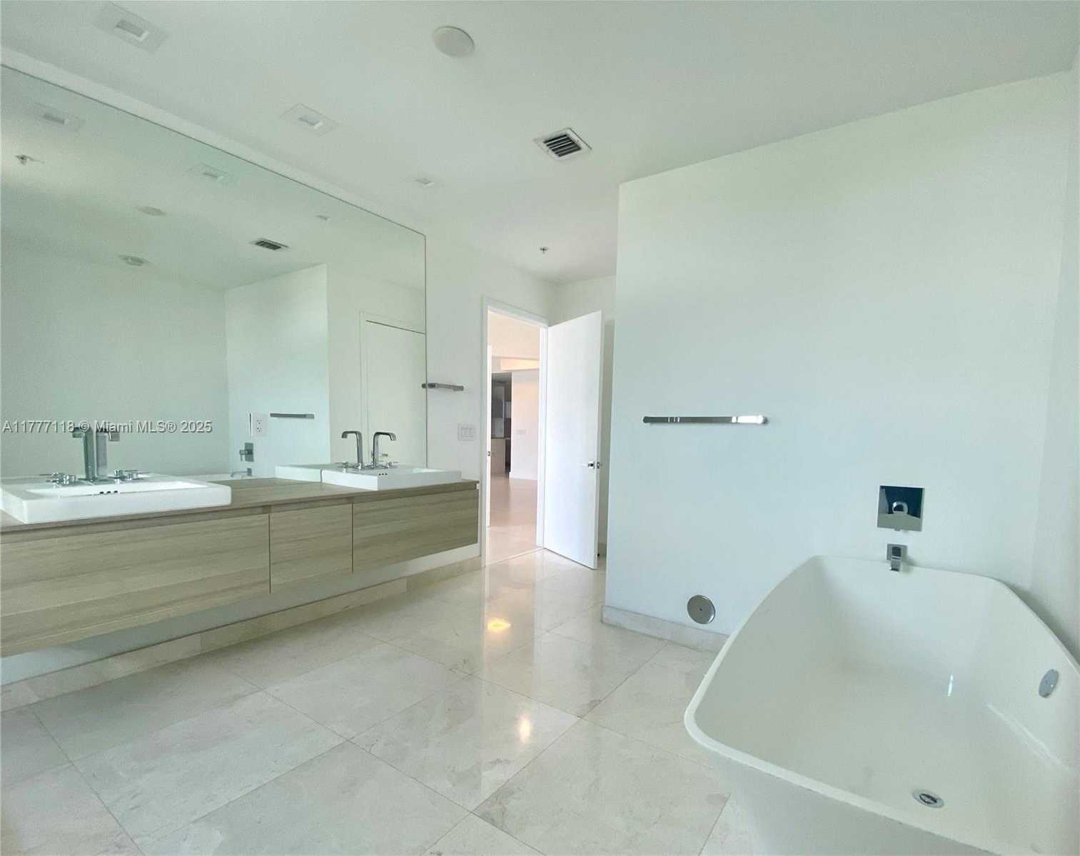 Small Image of 17301 BISCAYNE BLV #LPH 8, North Miami Beach Number 8