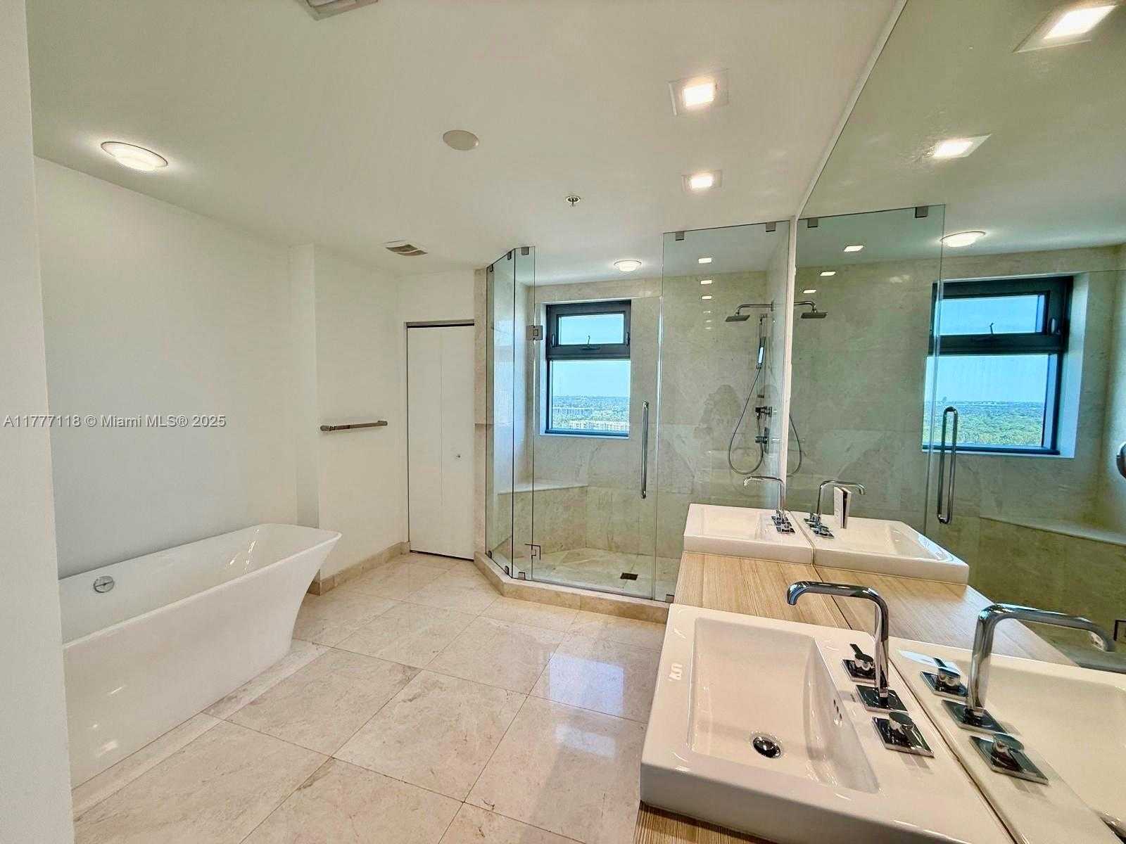 Small Image of 17301 BISCAYNE BLV #LPH 8, North Miami Beach Number 9