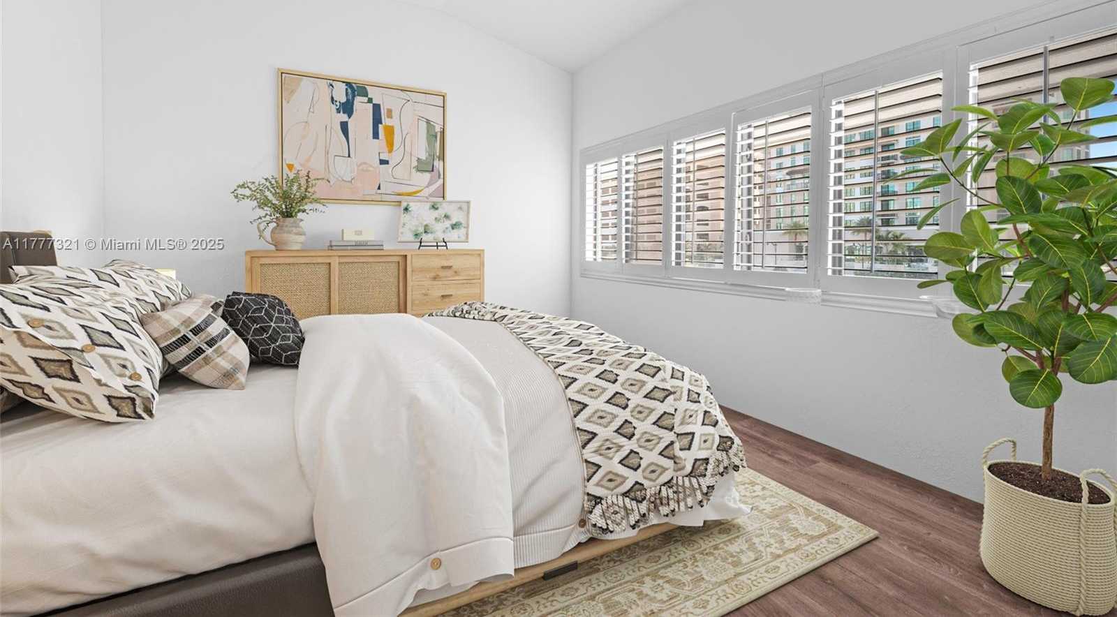 Small Image of 314 POINCIANA DR #806, Sunny Isles Beach Number 3