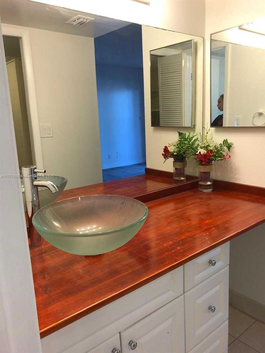 Small Image of 153 LAKEVIEW DR #101, Weston Number 12