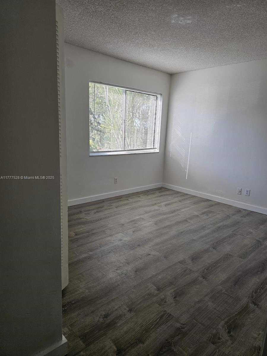Small Image of 153 LAKEVIEW DR #101, Weston Number 16