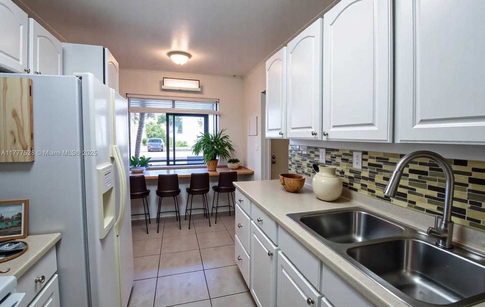 Small Image of 153 LAKEVIEW DR #101, Weston Number 3