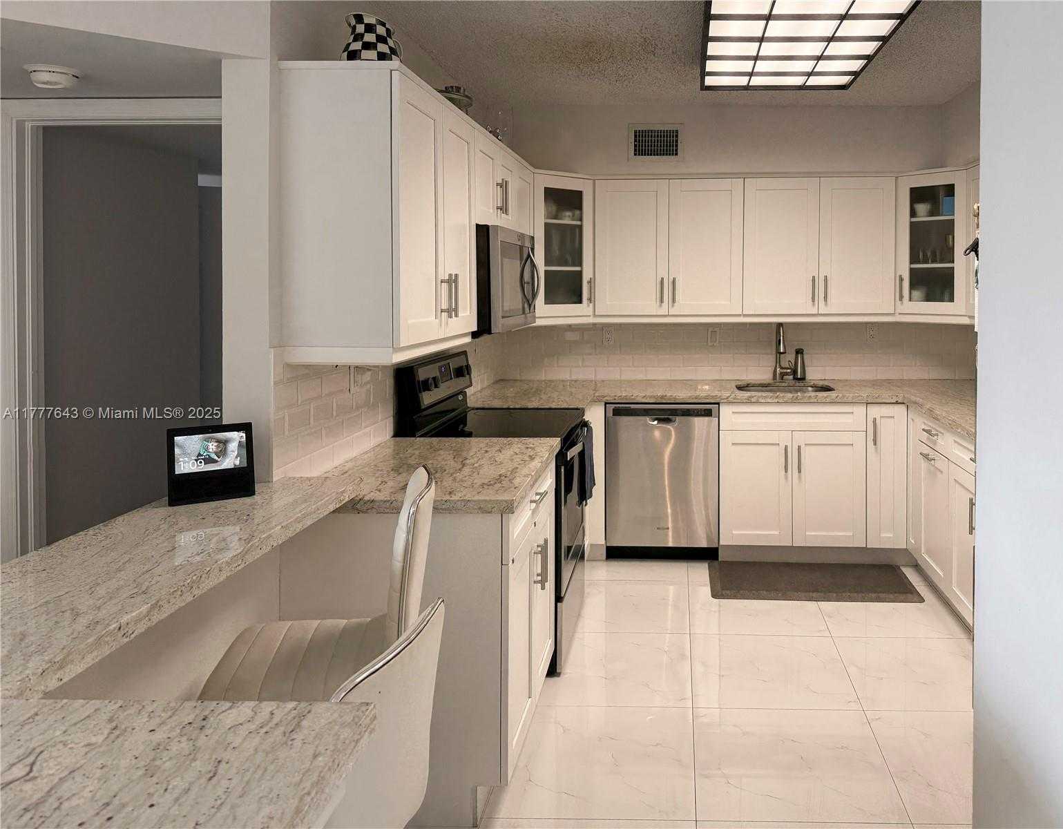 Small Image of 3530 MYSTIC POINTE DR #1611, Aventura Number 11