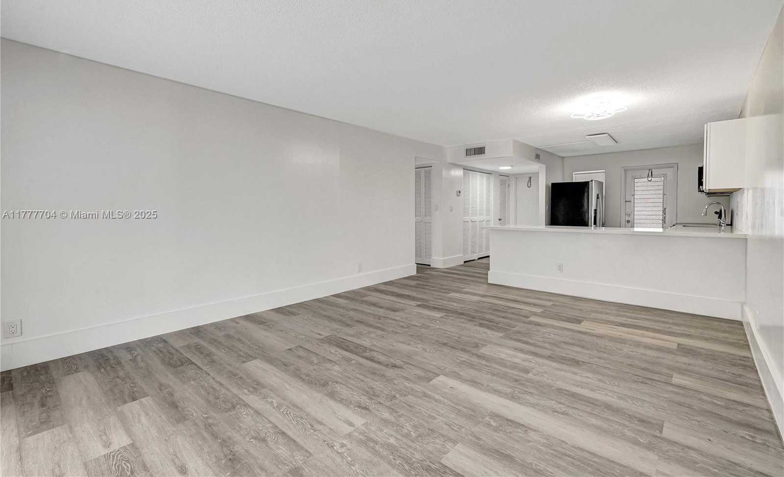 Small Image of 4800 HILLCREST LN #207, Hollywood Number 11