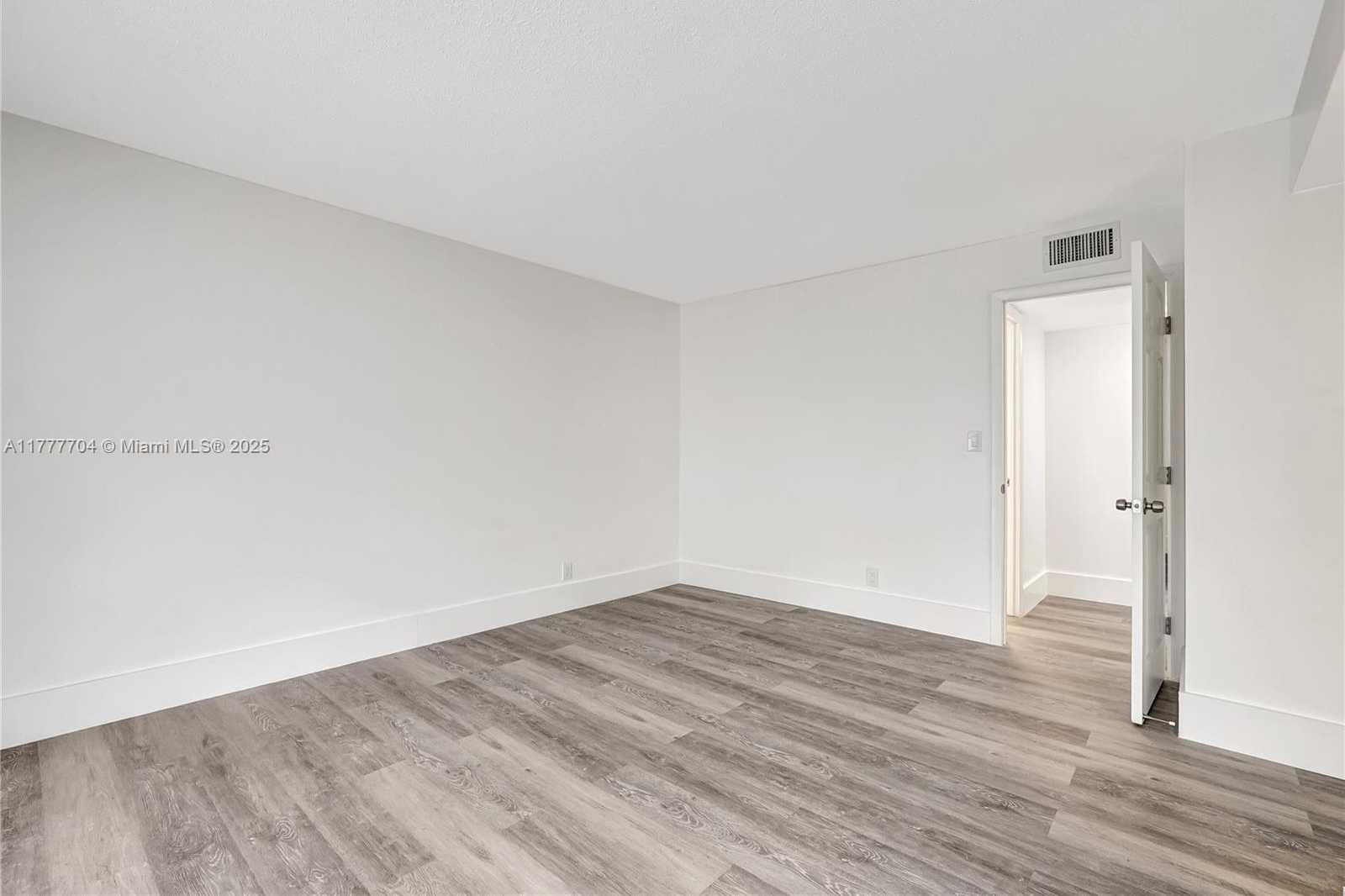 Small Image of 4800 HILLCREST LN #207, Hollywood Number 15