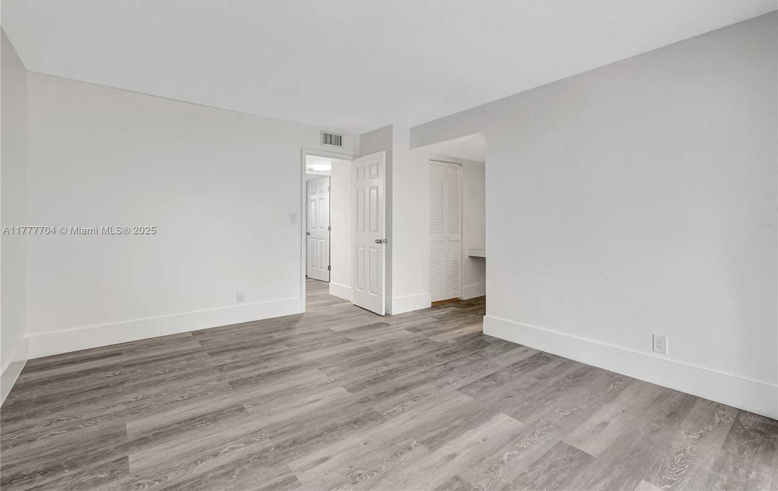 Small Image of 4800 HILLCREST LN #207, Hollywood Number 16