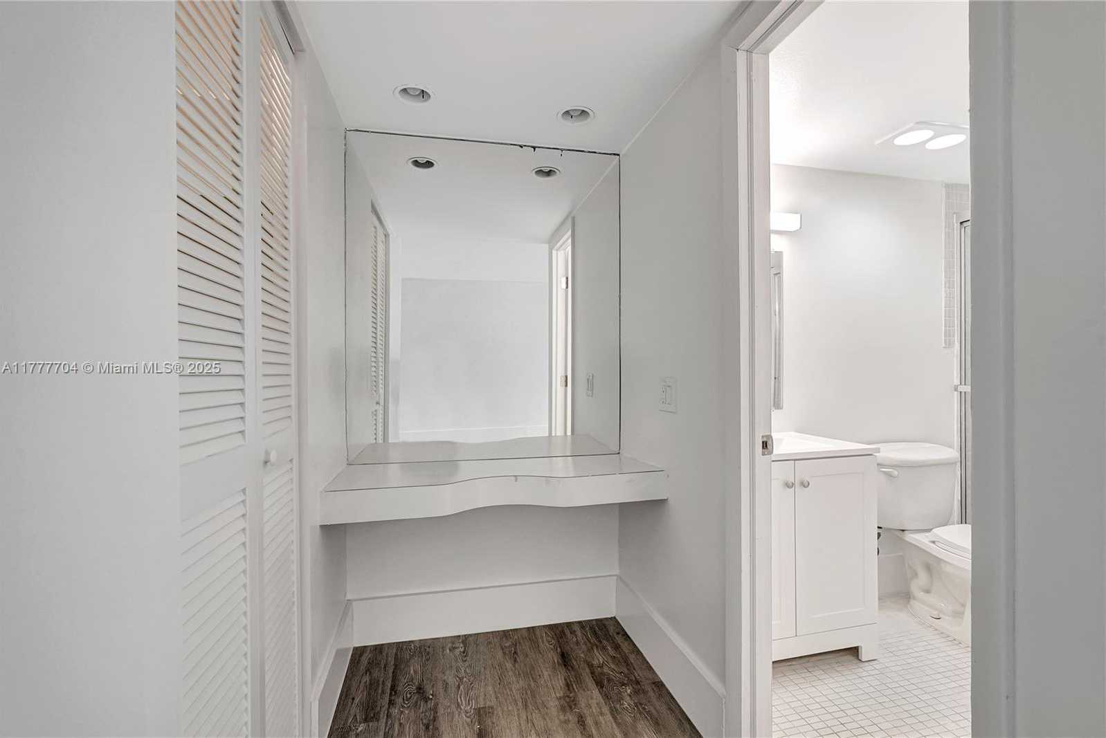 Small Image of 4800 HILLCREST LN #207, Hollywood Number 17