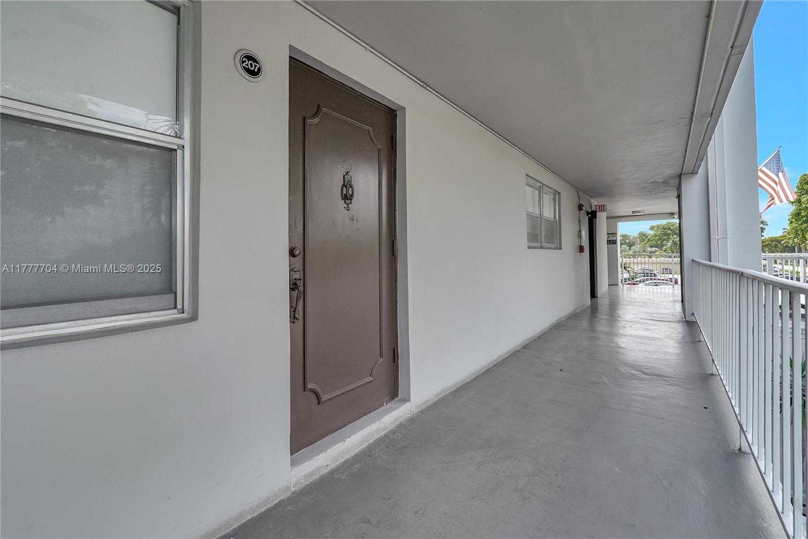Small Image of 4800 HILLCREST LN #207, Hollywood Number 2