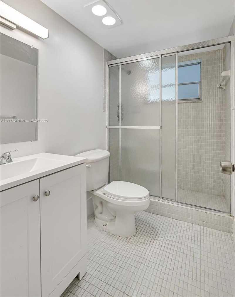 Small Image of 4800 HILLCREST LN #207, Hollywood Number 21