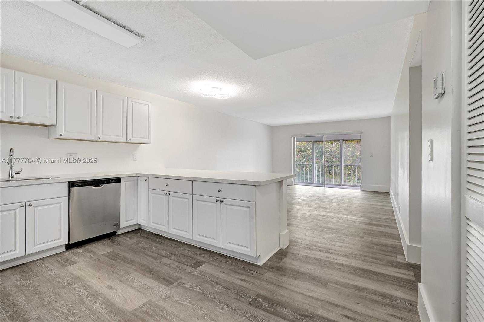 Small Image of 4800 HILLCREST LN #207, Hollywood Number 3