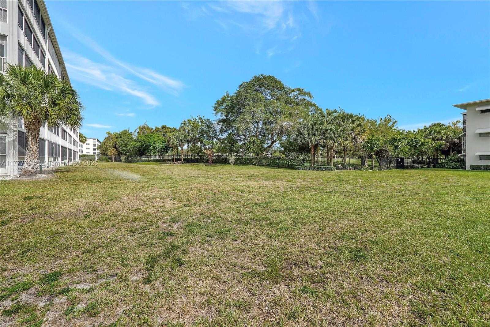 Small Image of 4800 HILLCREST LN #207, Hollywood Number 35