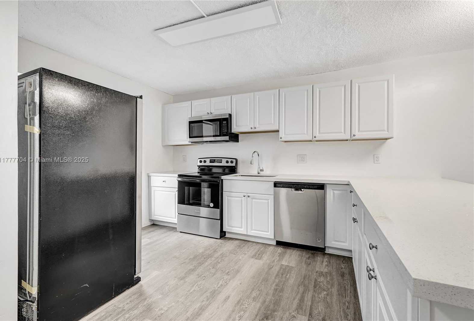 Small Image of 4800 HILLCREST LN #207, Hollywood Number 6