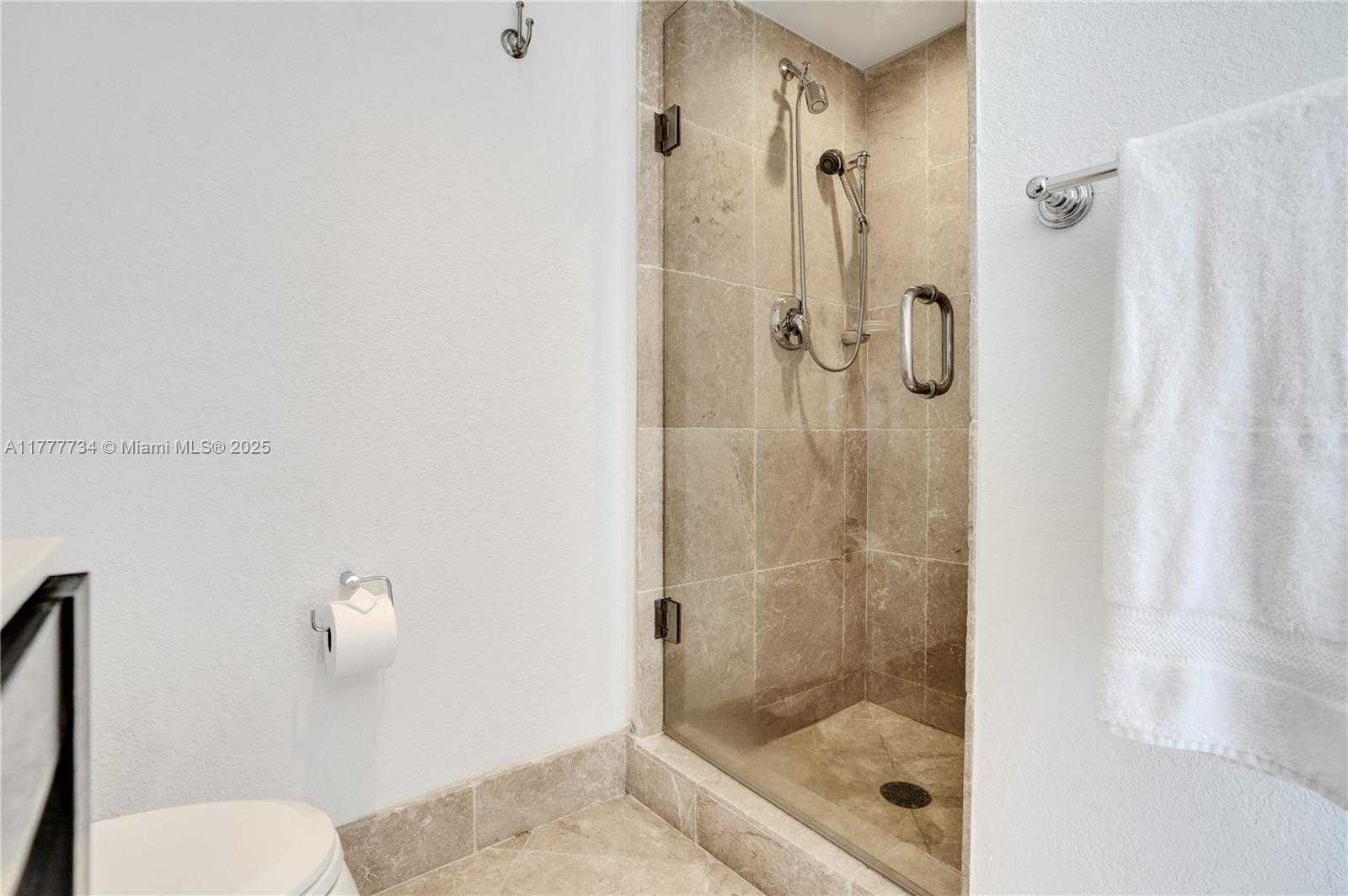 Small Image of 100 SOUTH POINTE DR #Cabana 5, Miami Beach Number 10