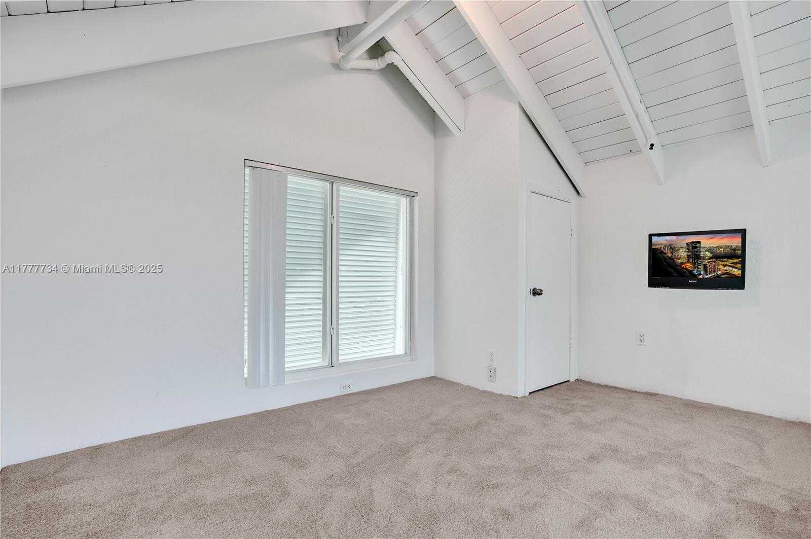 Small Image of 100 SOUTH POINTE DR #Cabana 5, Miami Beach Number 11