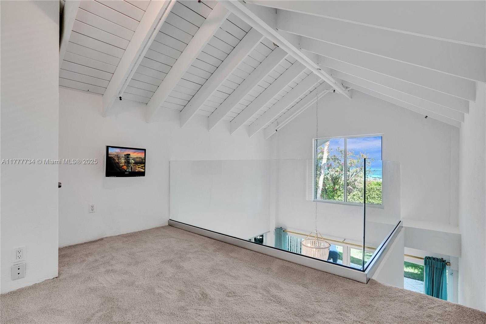 Small Image of 100 SOUTH POINTE DR #Cabana 5, Miami Beach Number 12