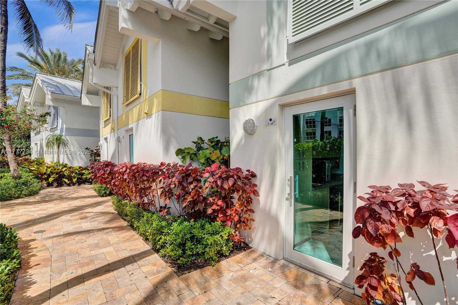 Small Image of 100 SOUTH POINTE DR #Cabana 5, Miami Beach Number 2