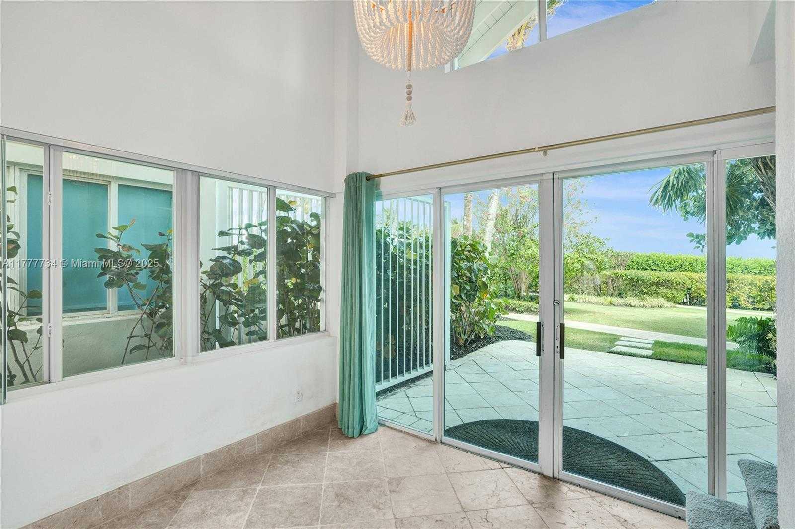 Small Image of 100 SOUTH POINTE DR #Cabana 5, Miami Beach Number 3