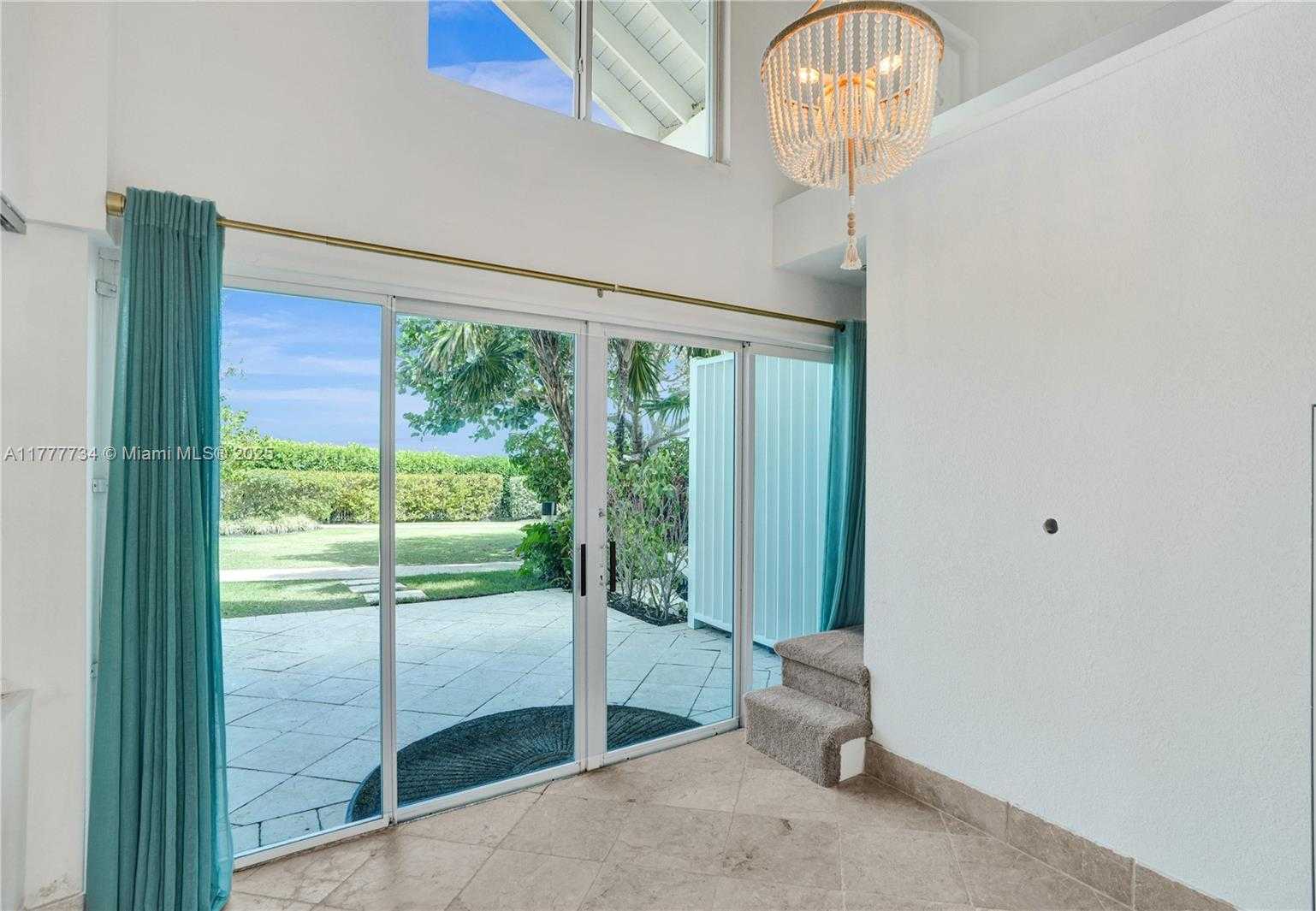 Small Image of 100 SOUTH POINTE DR #Cabana 5, Miami Beach Number 4