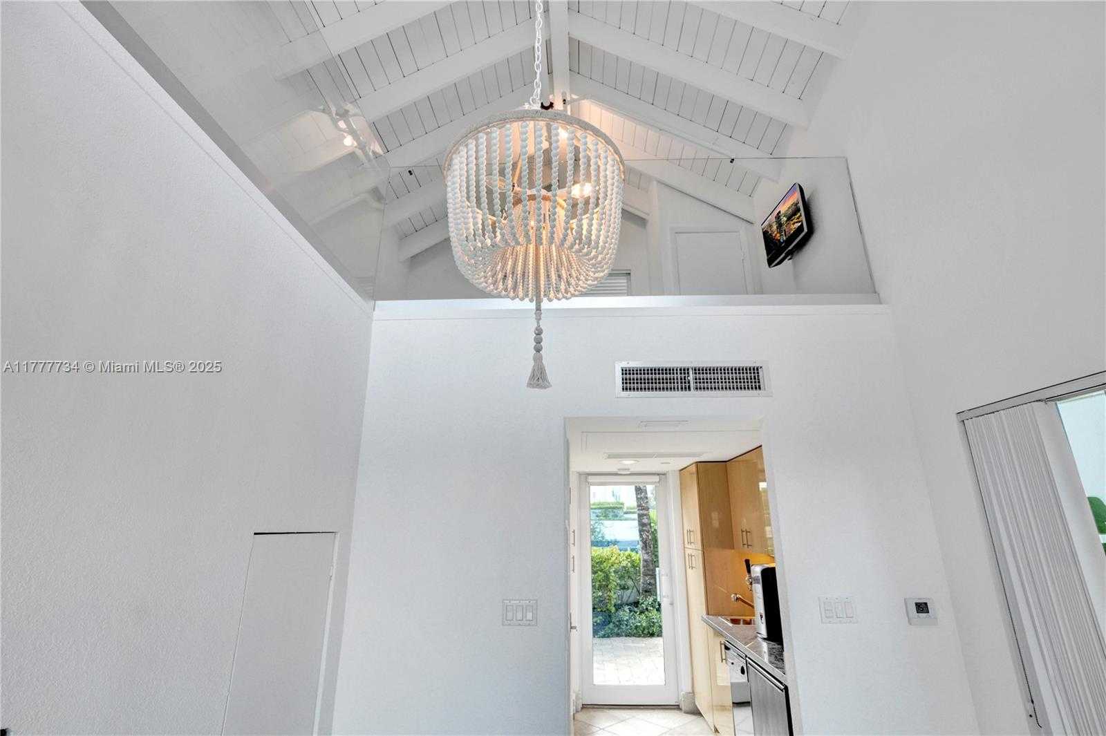 Small Image of 100 SOUTH POINTE DR #Cabana 5, Miami Beach Number 6