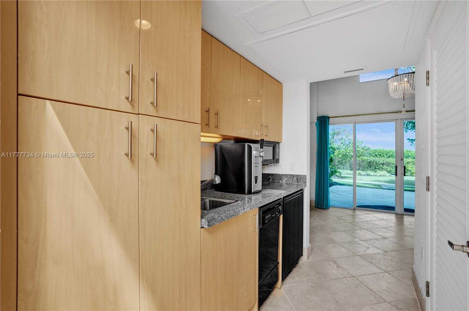 Small Image of 100 SOUTH POINTE DR #Cabana 5, Miami Beach Number 7