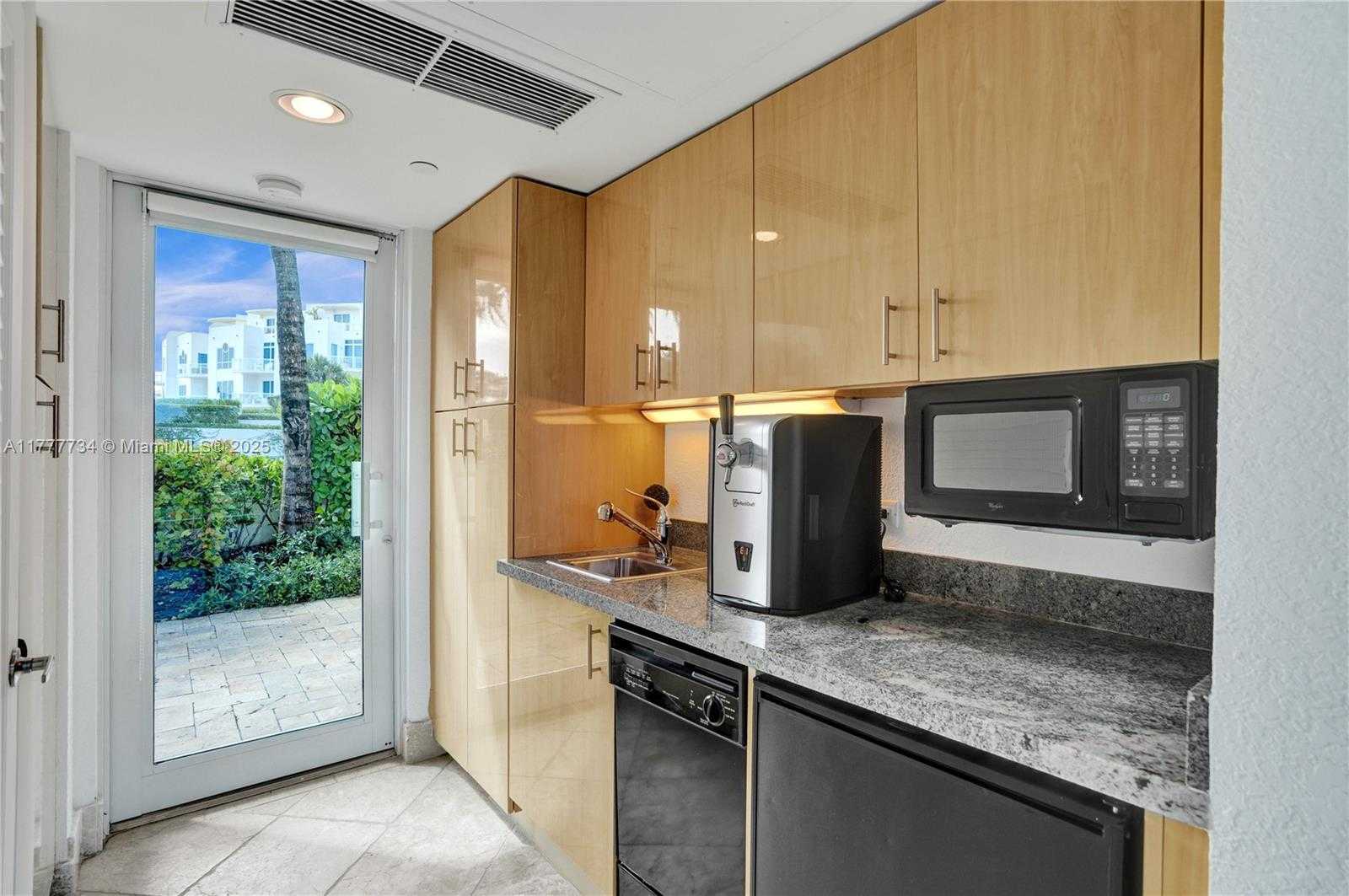 Small Image of 100 SOUTH POINTE DR #Cabana 5, Miami Beach Number 8