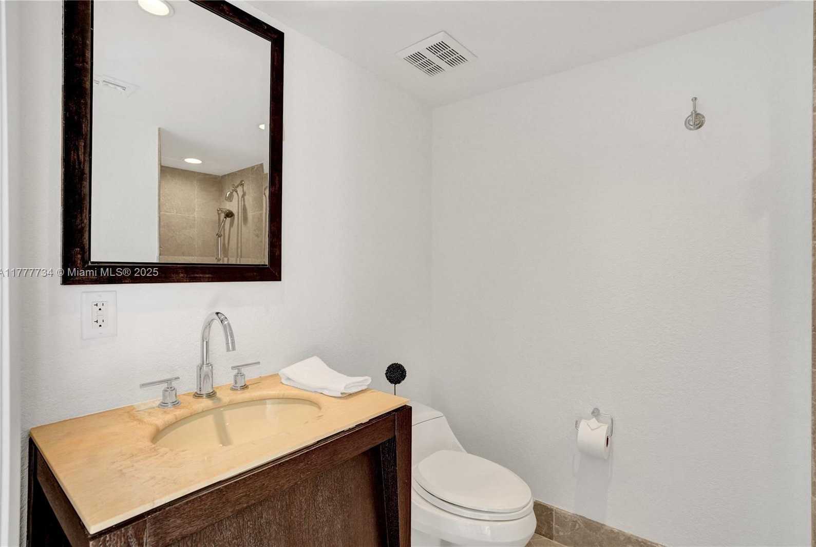 Small Image of 100 SOUTH POINTE DR #Cabana 5, Miami Beach Number 9