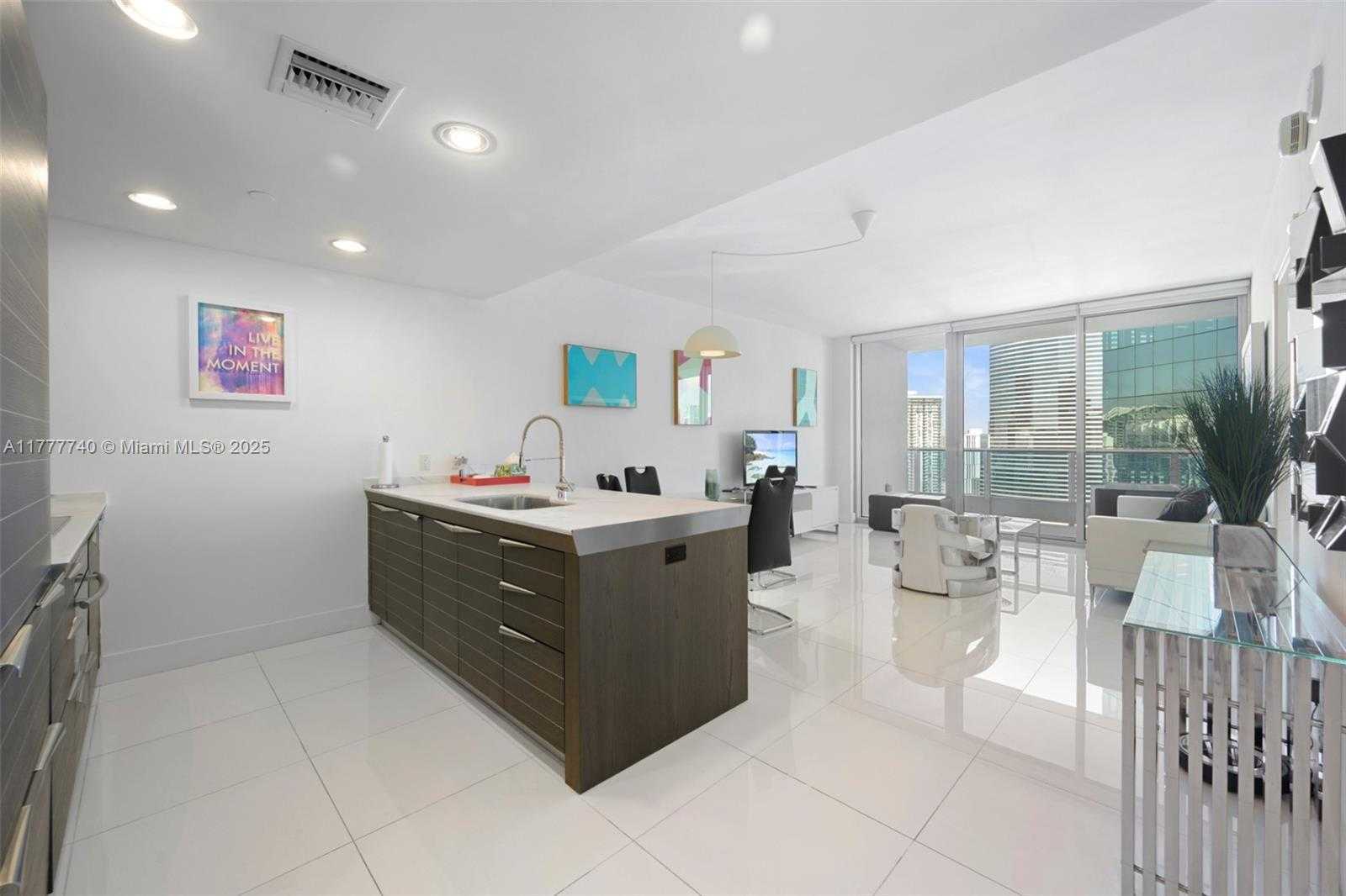 Small Image of 200 BISCAYNE BLVD WAY #4311, Miami Number 3