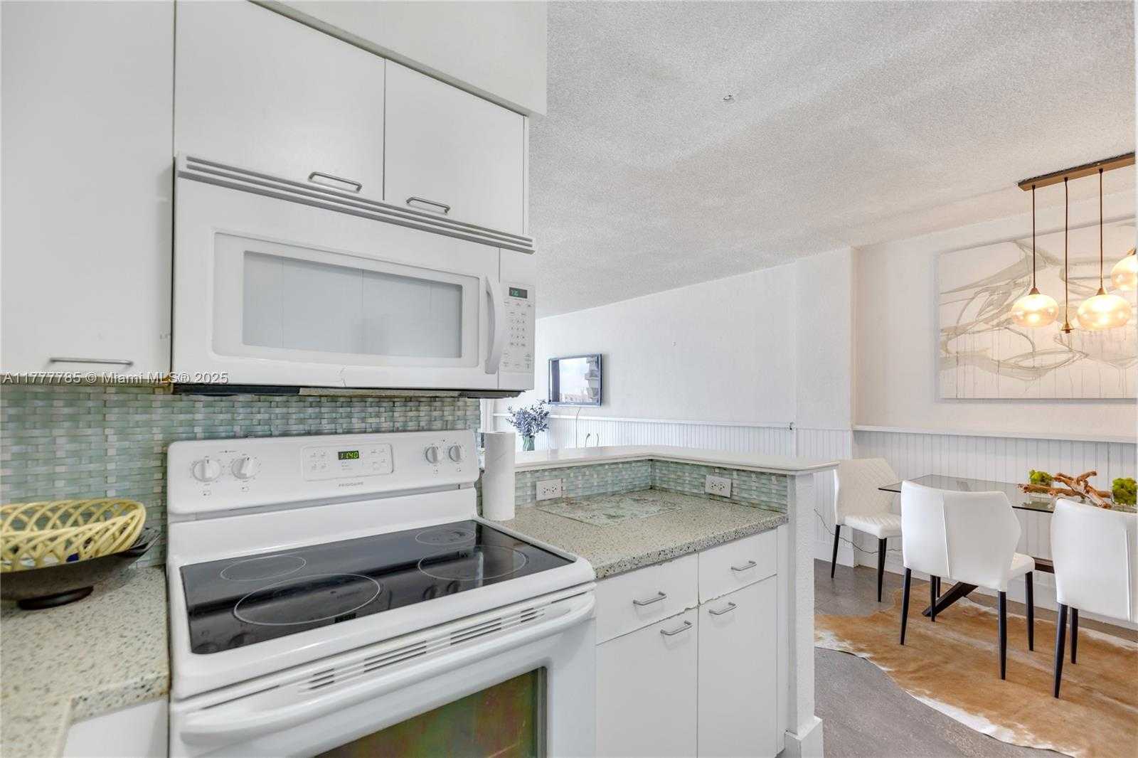 Small Image of 1500 Bay Rd, Miami Beach, FL 33139, USA Number 15