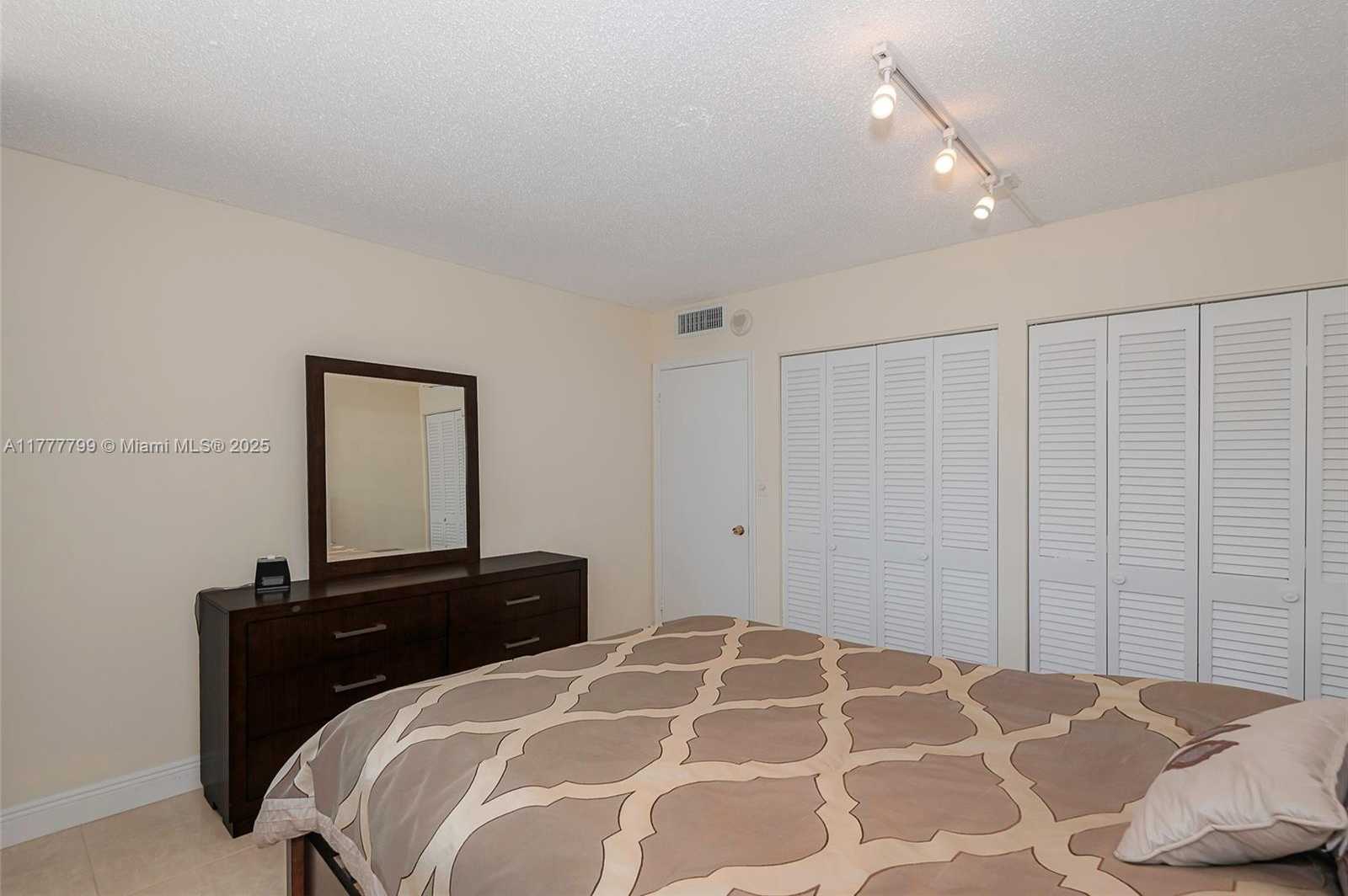 Small Image of 1817 SOUTH OCEAN DR #628, Hallandale Beach Number 25