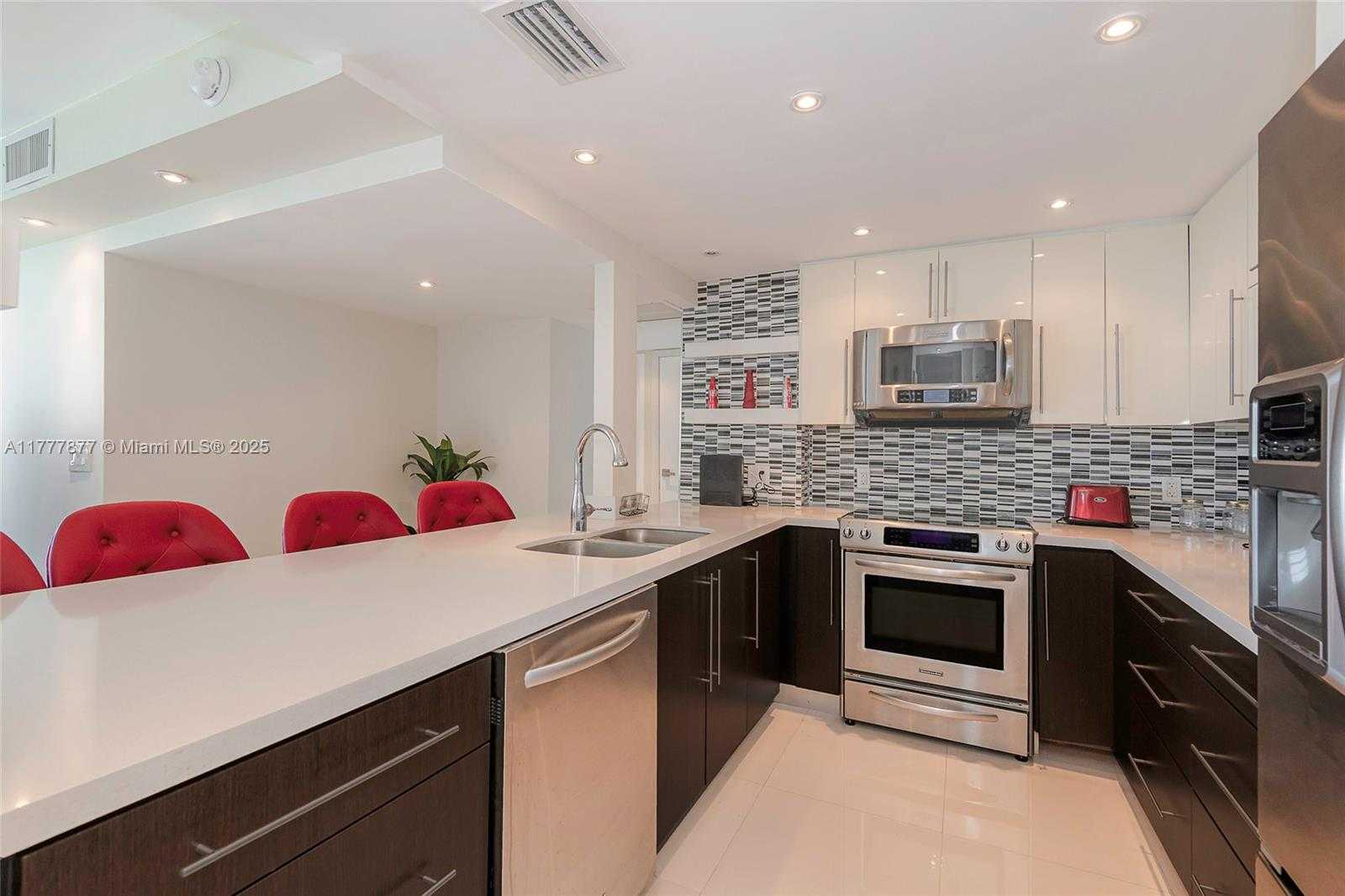 Small Image of 100 BAYVIEW DR #1026, Sunny Isles Beach Number 23