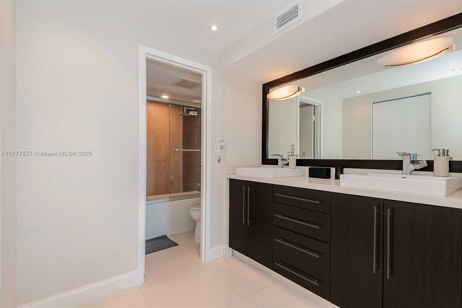 Small Image of 100 BAYVIEW DR #1026, Sunny Isles Beach Number 29