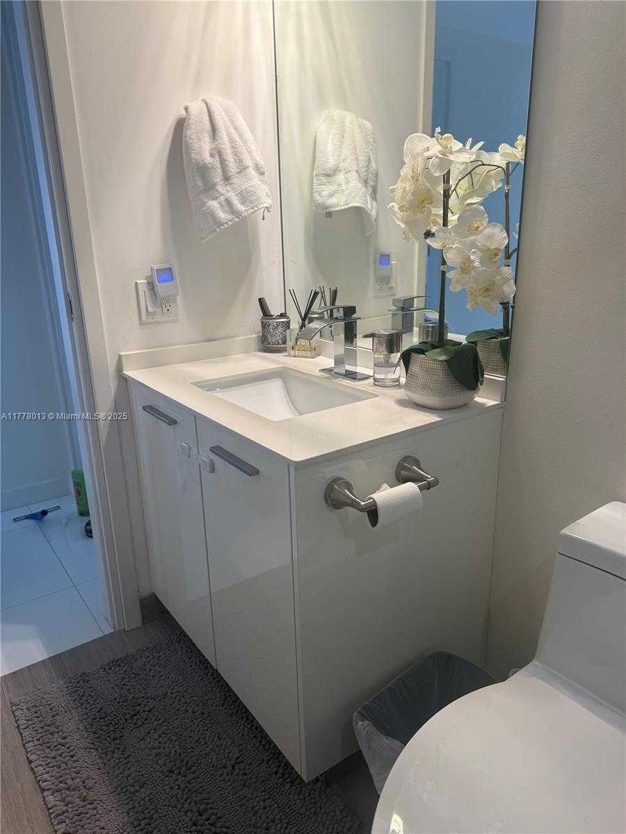 Small Image of 1300 BRICKELL BAY DR #2710, Miami Number 10