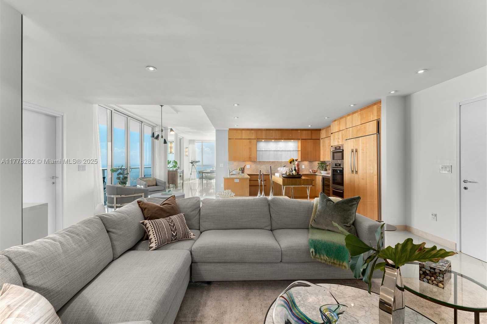 Small Image of 50 SOUTH POINTE DR #1601, Miami Beach Number 11