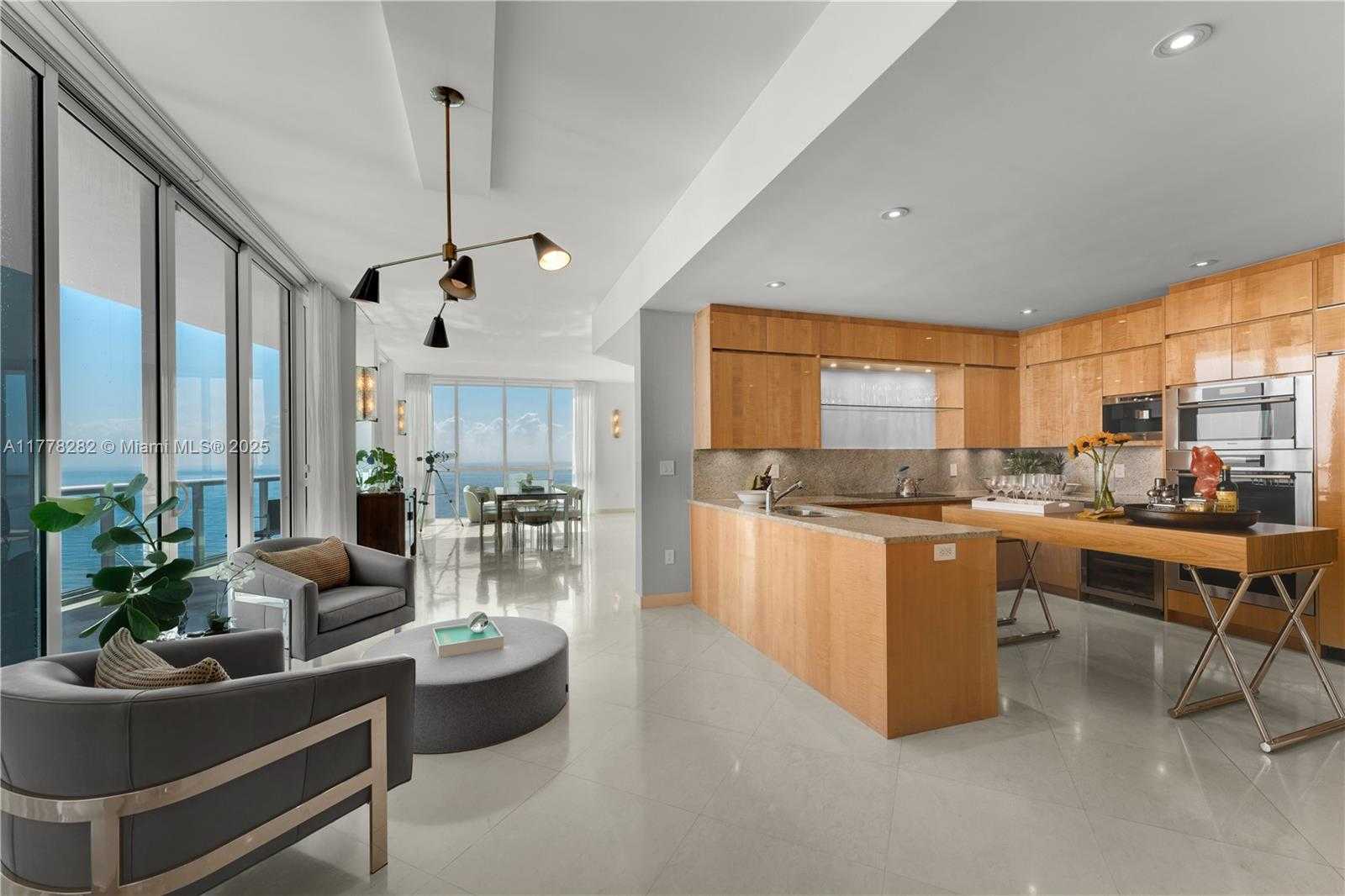 Small Image of 50 SOUTH POINTE DR #1601, Miami Beach Number 5