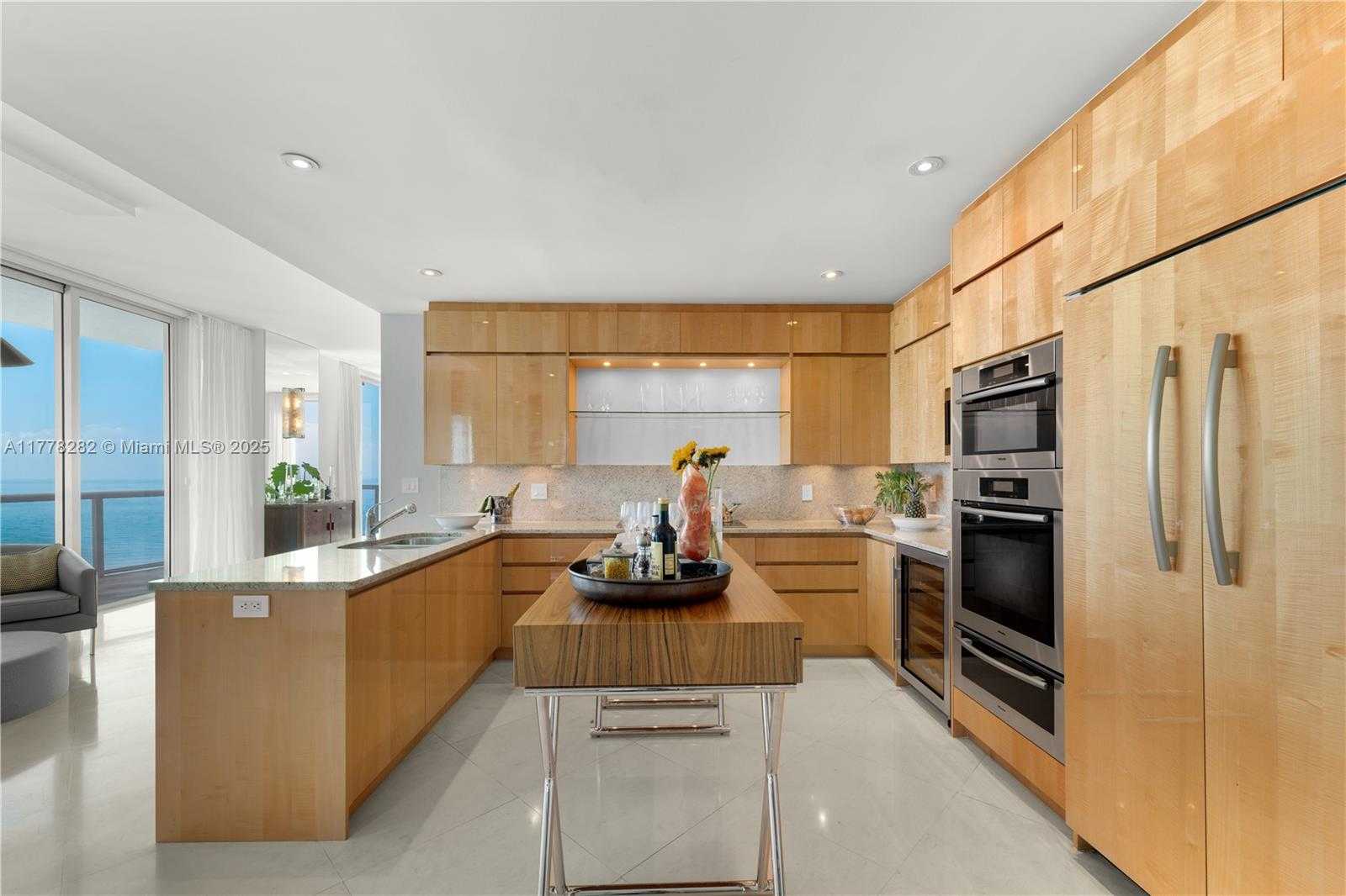 Small Image of 50 SOUTH POINTE DR #1601, Miami Beach Number 6