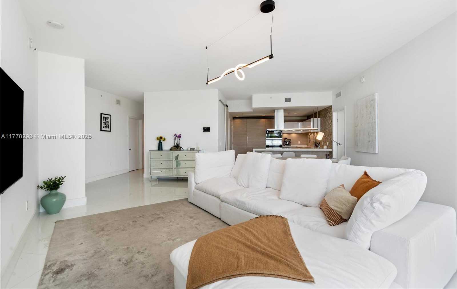 Small Image of 17111 BISCAYNE BLVD #204, North Miami Beach Number 2