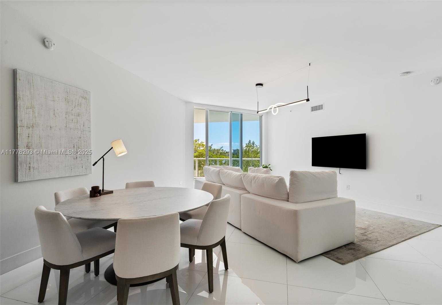 Small Image of 17111 BISCAYNE BLVD #204, North Miami Beach Number 3