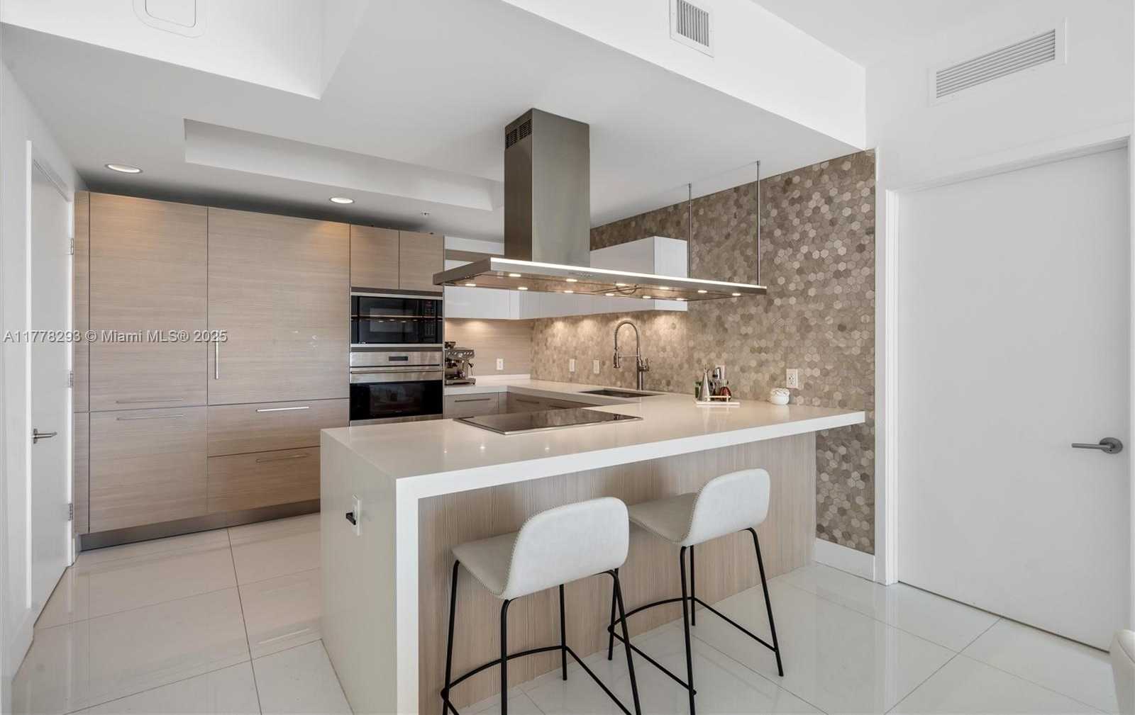 Small Image of 17111 BISCAYNE BLVD #204, North Miami Beach Number 4