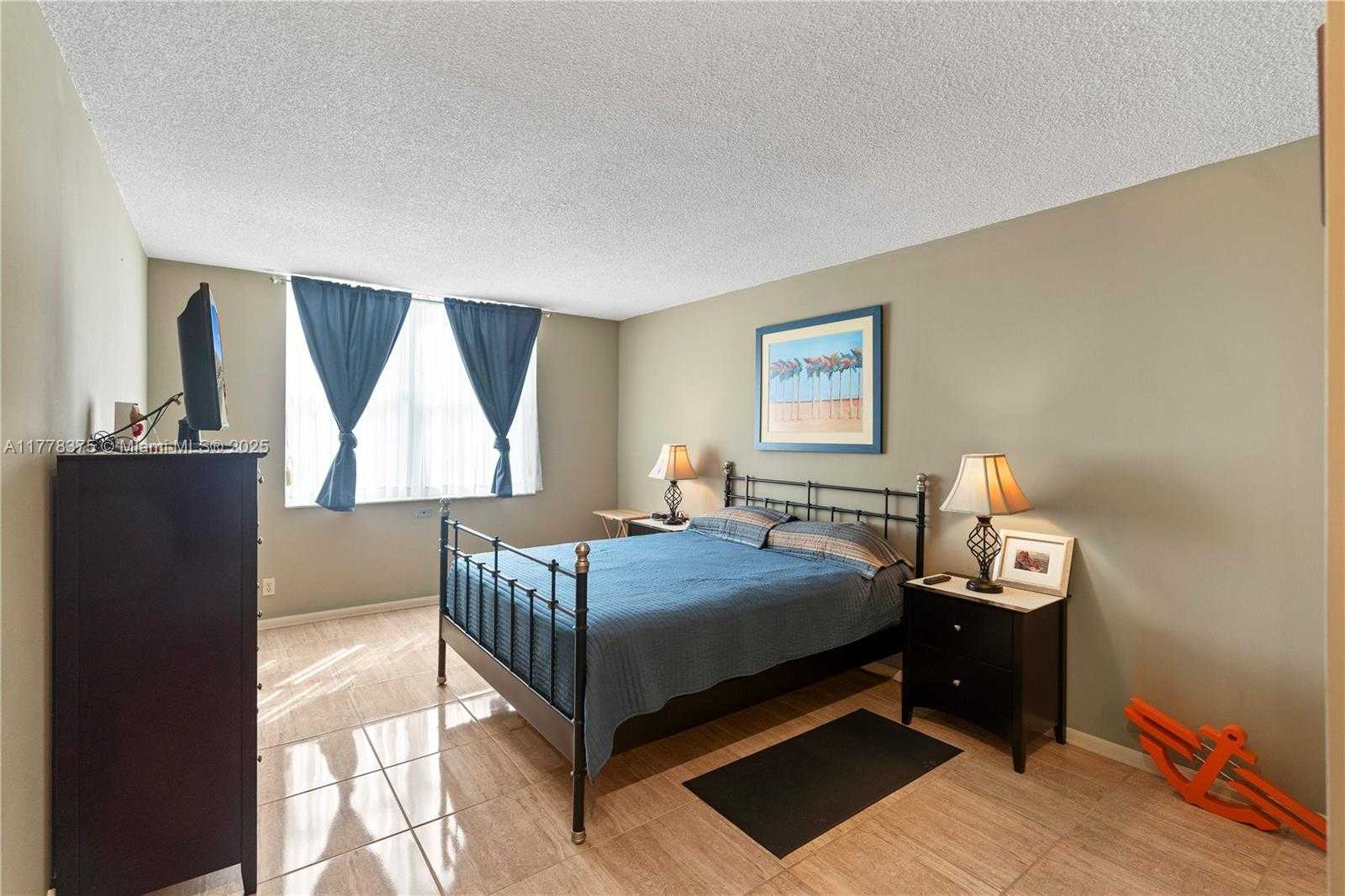 Small Image of 437 GOLDEN ISLES DR #5H, Hallandale Beach Number 10